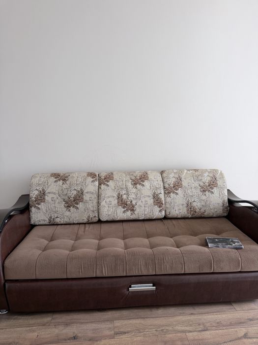 Диван прямой с подушками