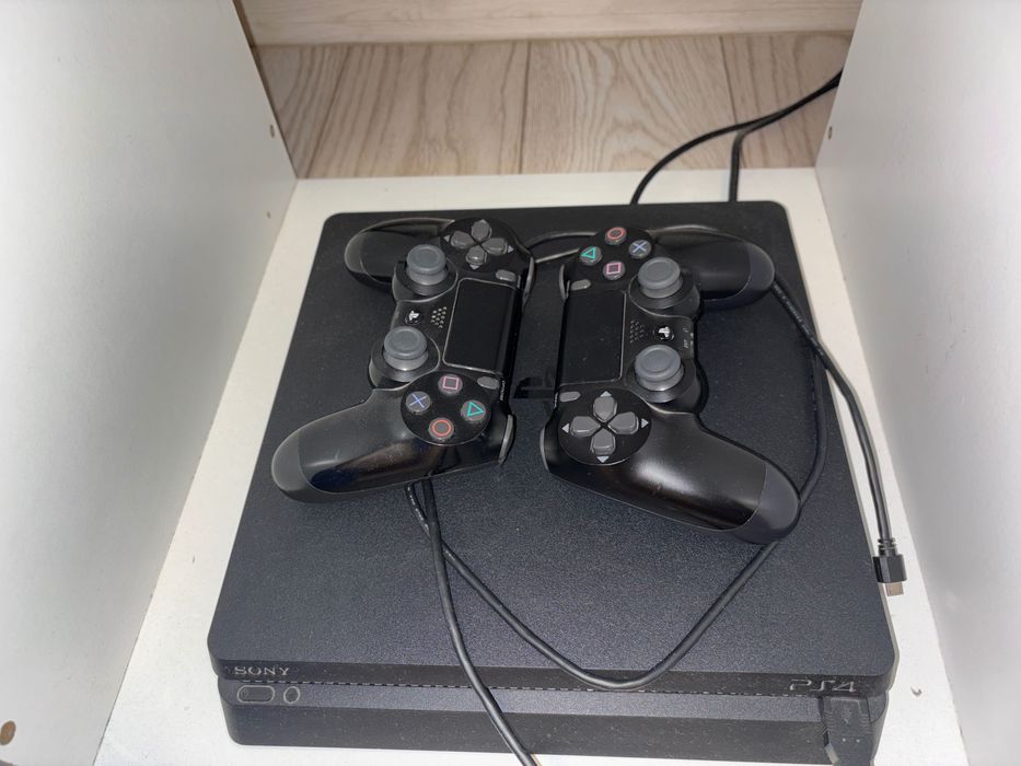 Ps4 500gb, 2 manete + 12 jocuri