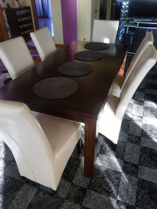 Vând masă ptr. sufragerie sau bucătărie + 6 scaune. Se vând și separat