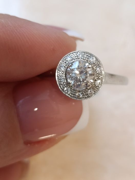 Кольцо с крупным бриллиантом 0,5 карат.