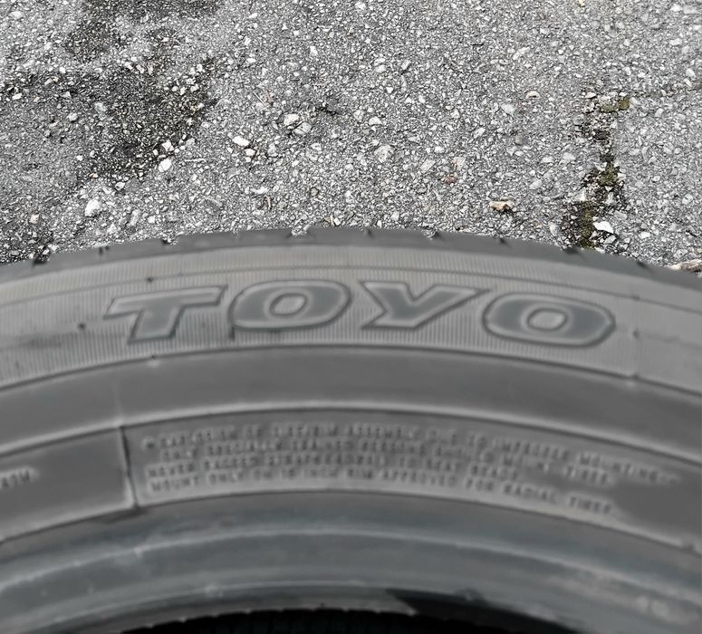 Гуми 215 55 18 Тоьо Toyo 2 броя - нов внос. Като нови. Ако случайно не можем да се свържем по телефона, пишете на лично съобщение.