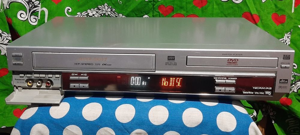 Vând videorecorder panasonic stereo combat dvd în stare bună