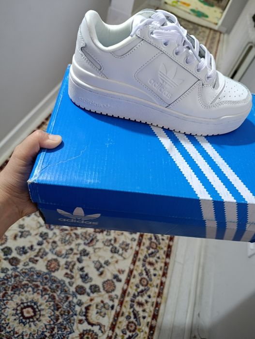 Кроссы белые Адидас