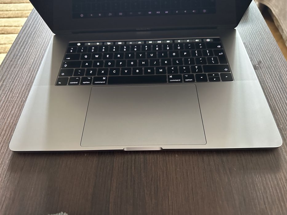 MacBook Pro 2017 Touchbar (15", Retina, A1707) 500 GB SSD, Intel i7, AMD Radeon 4 GB, 16 GB RAM