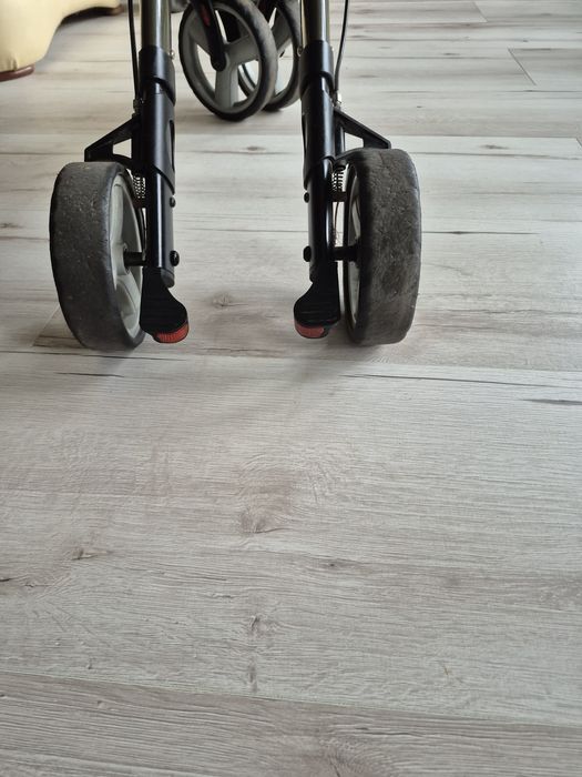 Cadru cu roti pentru persoane cu dizabilitati