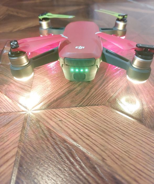 Дрон Dji Spark с дистанционно.