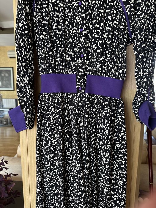 Черно-бяла рокля с лилави мотиви