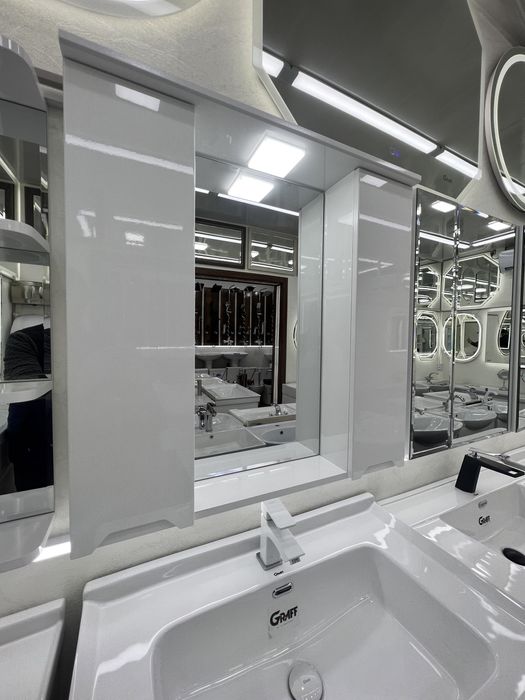 Зеркало со шкафом