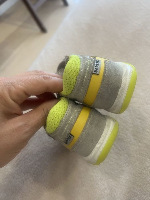 Sandalute bebe pentru primii pasi de piele intoarsa