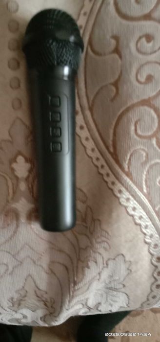 Продам колонку в хорошем состоянии микрофон  беспроводной есть