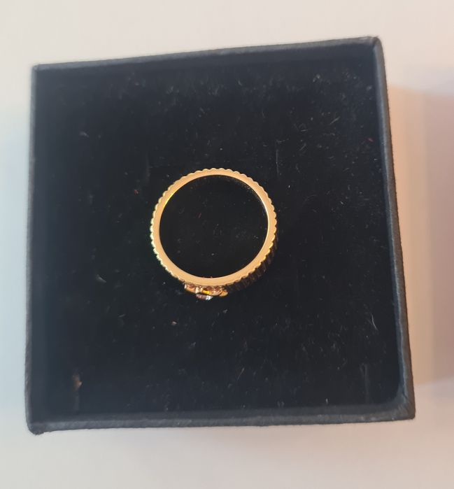 Нов дамски пръстен с камък, позлатен.