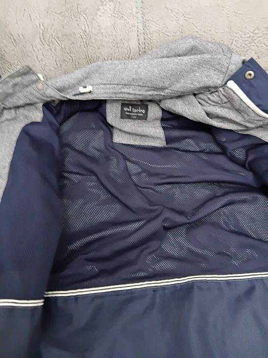 Продам ветровку .