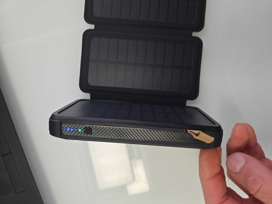 Мощен Соларен Power Bank с 4 броя соларни панели и голяма батерия