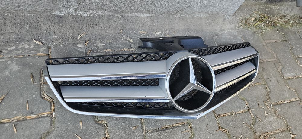 Решетка с емблема за Mercedes e klass coupe / е класа купе w207