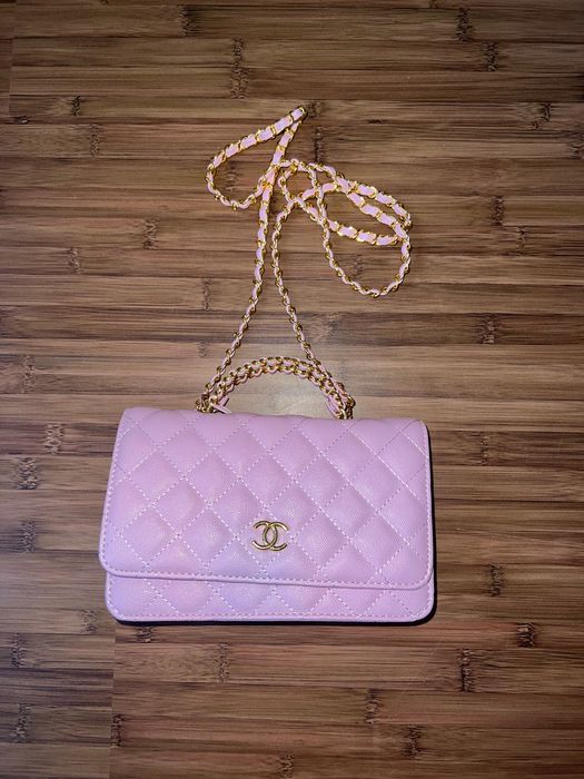 Розова чанта Chanel със златни детайли