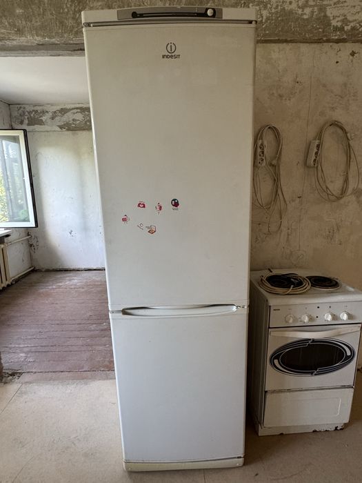 Продам холодильник Indesit.