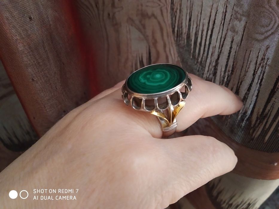 Серебряный перстень с натуральным камнем.