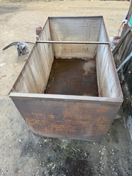 Бак для воды с чугунным краном