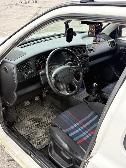 Продавам Golf 3 комби 1.8