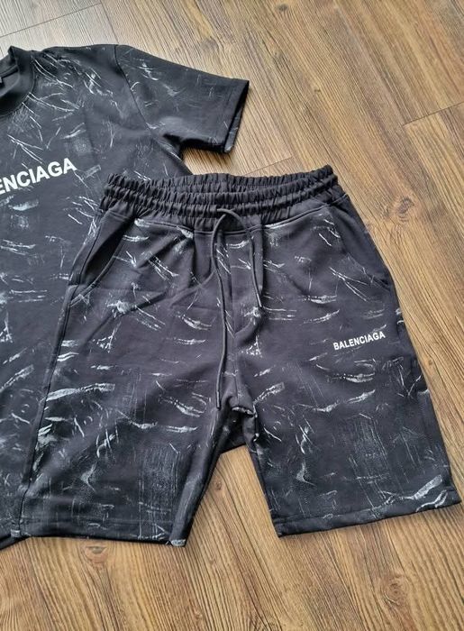 Мъжки екип BALENCIAGA  размер S 

Най-висок клас материя и

изработк