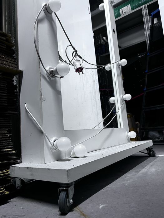 Зеркало гримерное с лампами