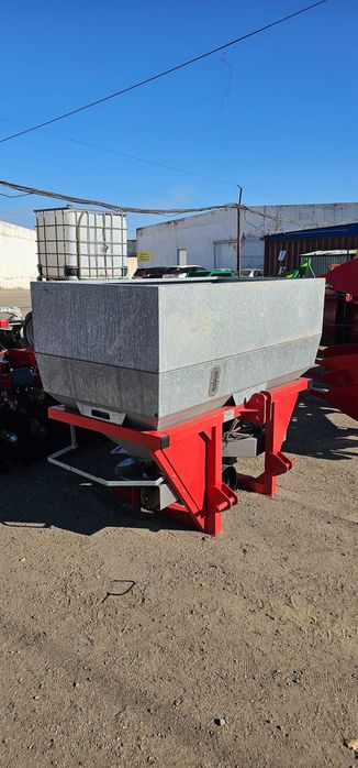 Разбрасыватель минеральных удобрений РУМ-1000. Польша Lisicki