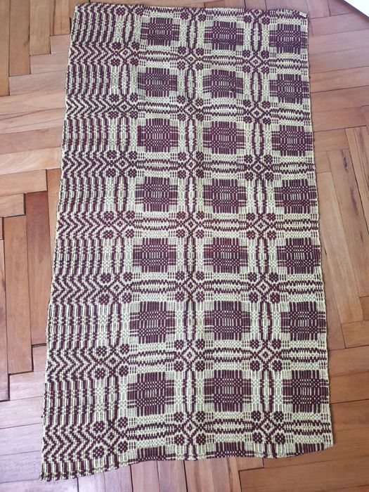 Presuri din tana, tesute la razboi