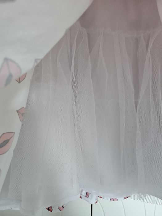 Пола на червени целувки