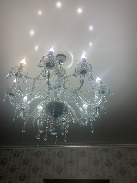 Продам люстру голубую