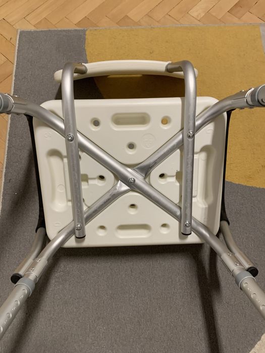 Scaun pentru baie cu manere- persoane cu dizabilitati