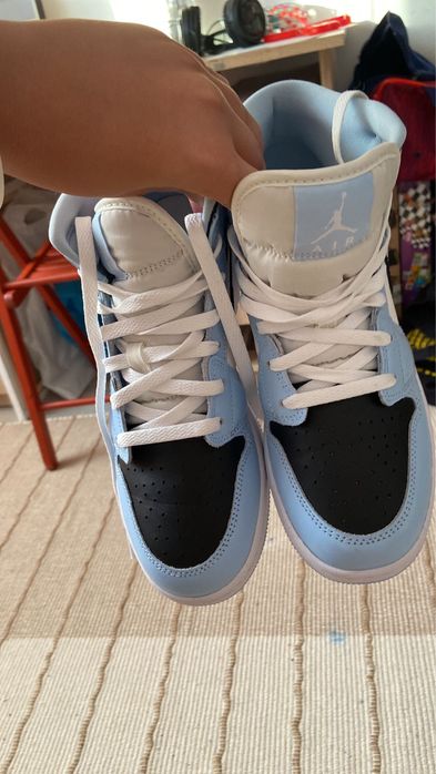 Adidași Jordan 1 mid ice blue