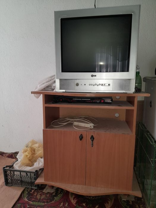 Продам Телевизор LG Flatron с тумбой.