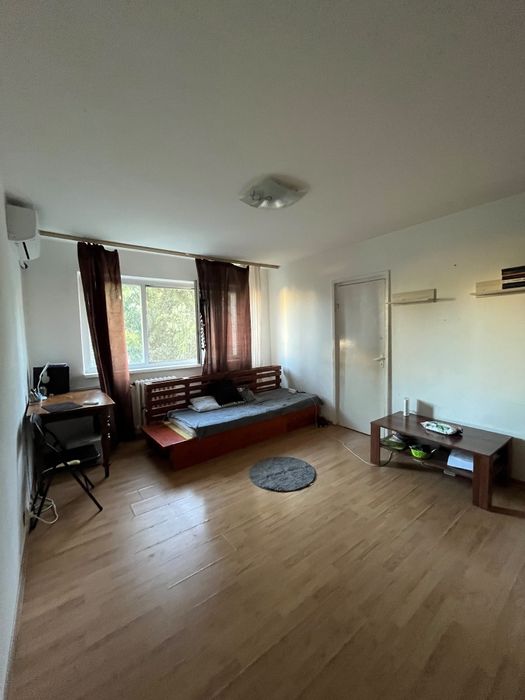 Dau închirie apartament cu două camere.