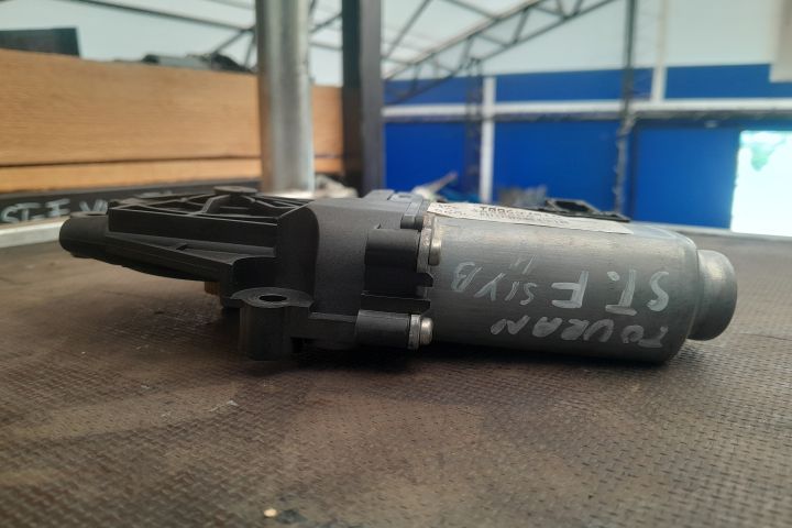 Motoras macara geam fata stanga 1K0959793J / 1T0959701D 1K0959793J /