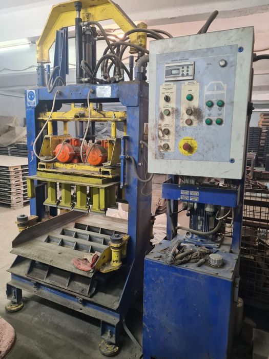 Se vinde echipament pentru producerea placilor de pavaj