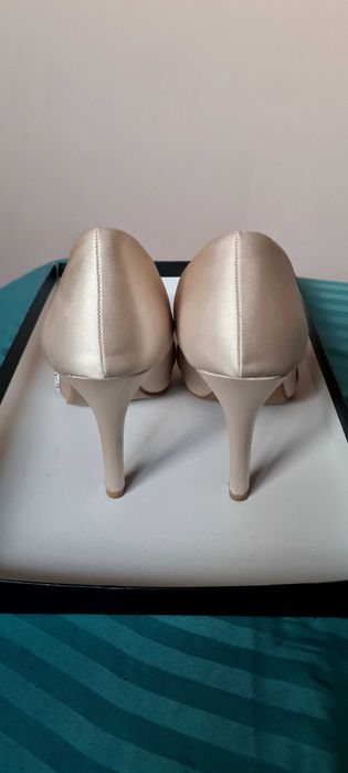 Pantofi cu toc bej