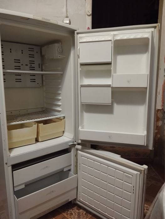 Холодильник «Бирюса».