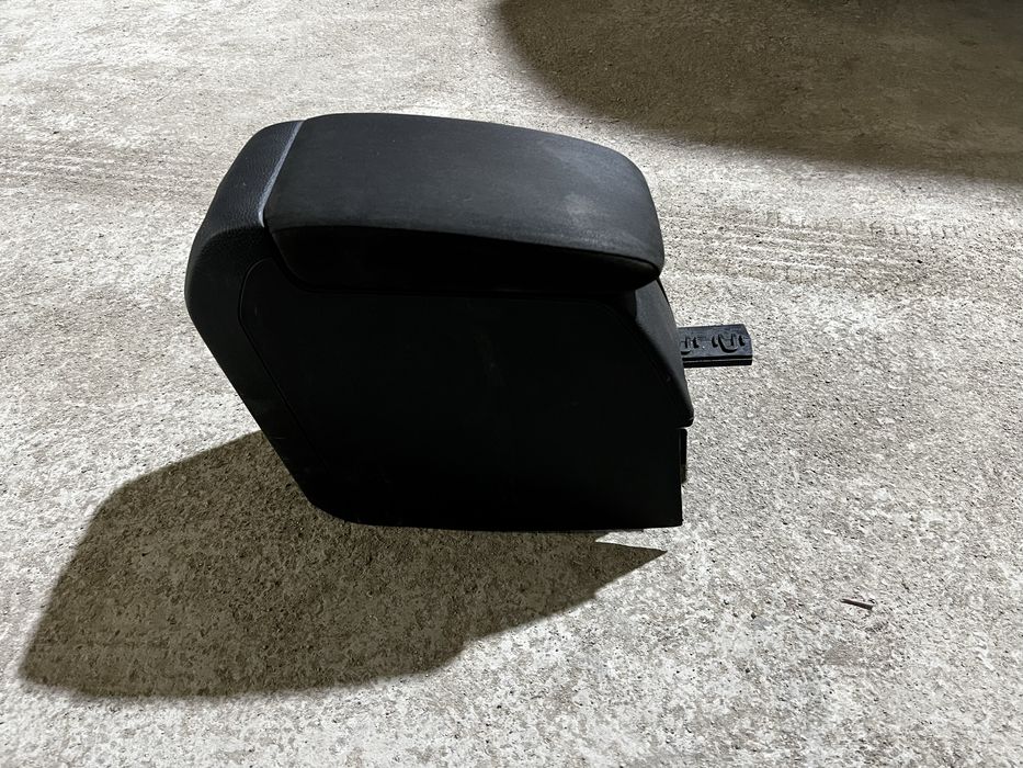 Подлокотник на Фольсваген Гольф 6