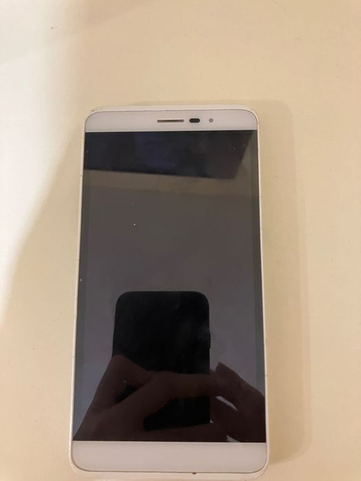 Продавам телефон за части