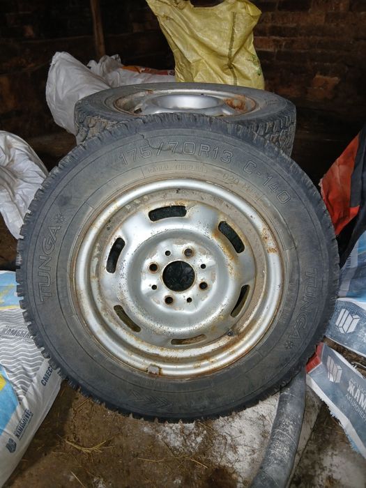 Продам резина с дисками для ваз /70 R13