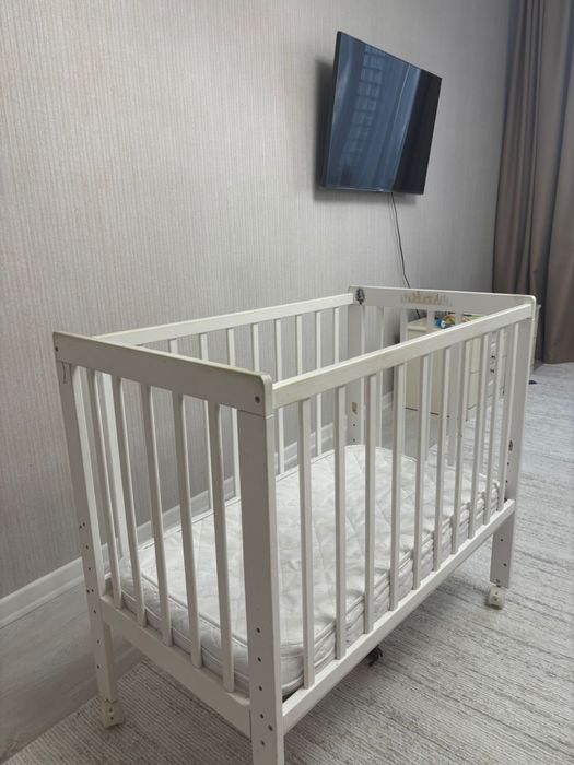 Продам б/у комод и две кроватки