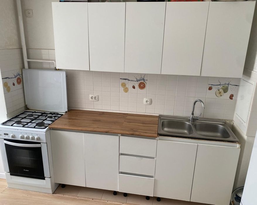 продается кухонный гарнитур с газовым плитой