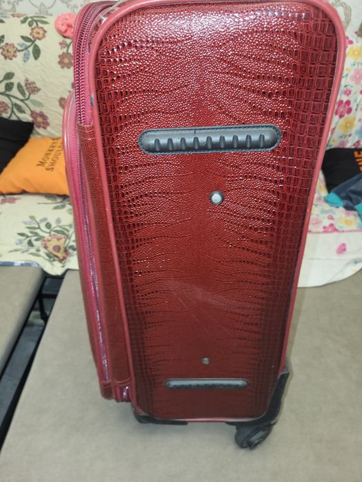 Продам дорожный чемодан