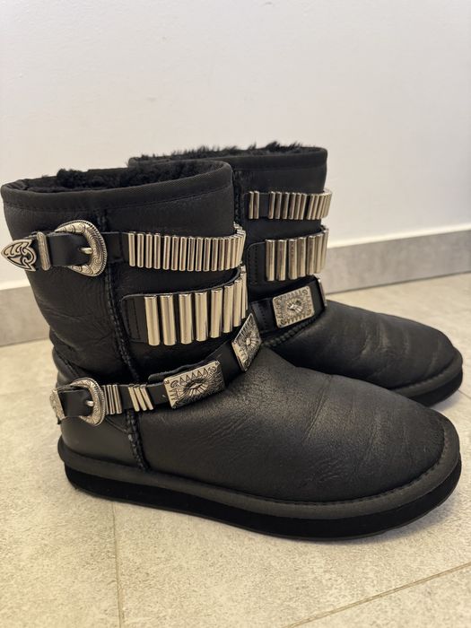 Cizme tip UGG cu accesorii metalice