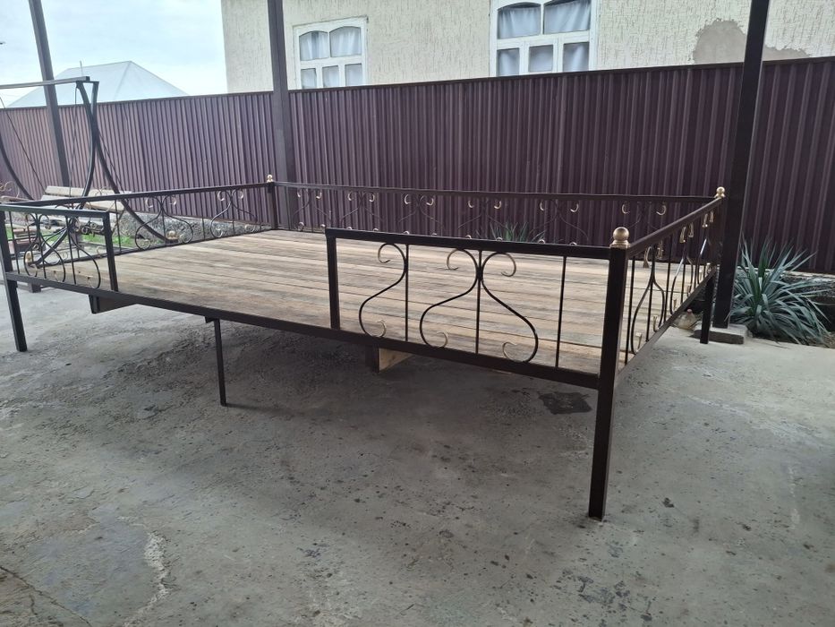 Тапчан сатылады.