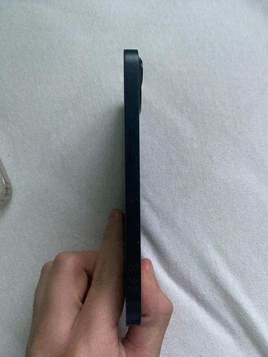 Продавам iPhone 13