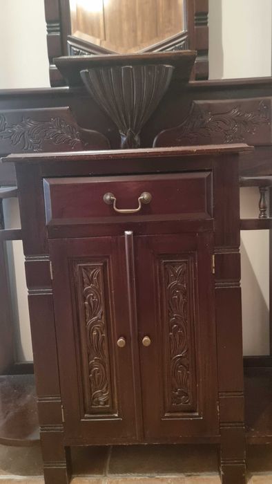 Cuier din lemn masiv cu oglinda si depozitare