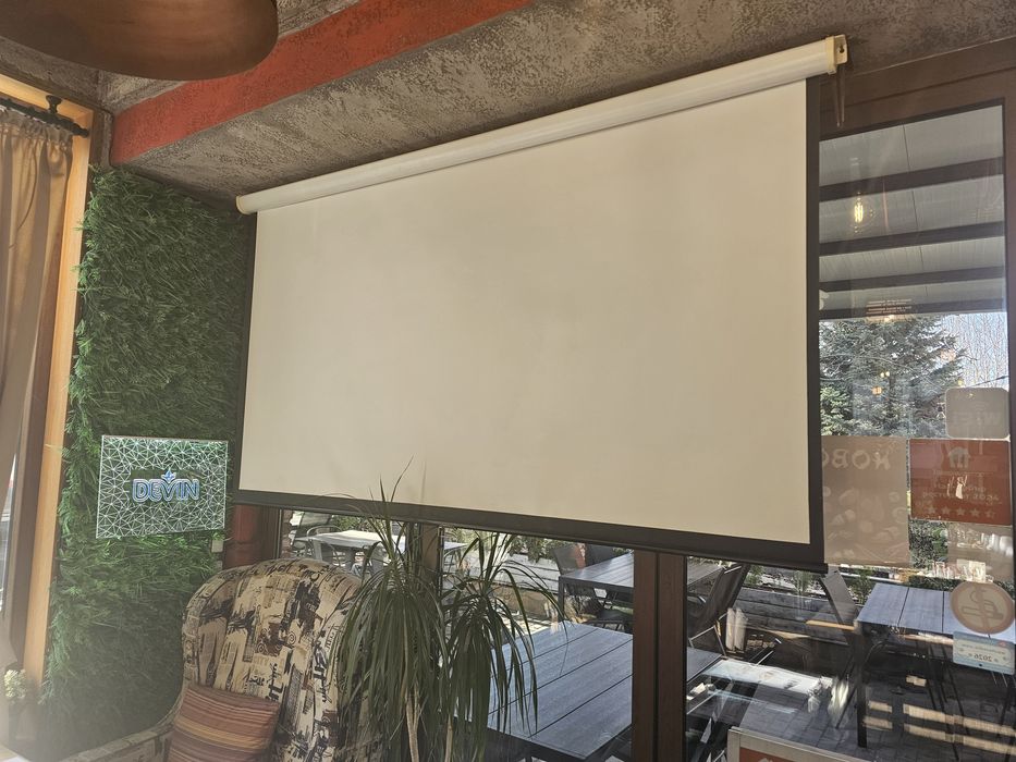 Прожектор заедно с платното