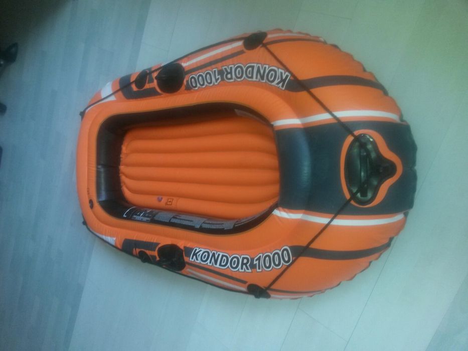 Лот от надуваема лодка, жилетка и басеин.