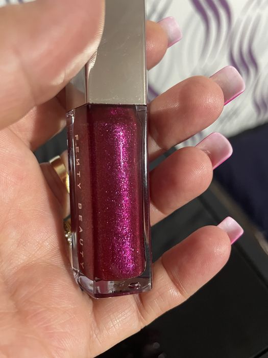 Luciu de buze hidratant Fenty Beauty